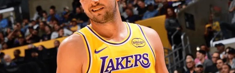 开云体育登录入口-上半场三分球20中12！湖人本赛季首次半场投进10+三分