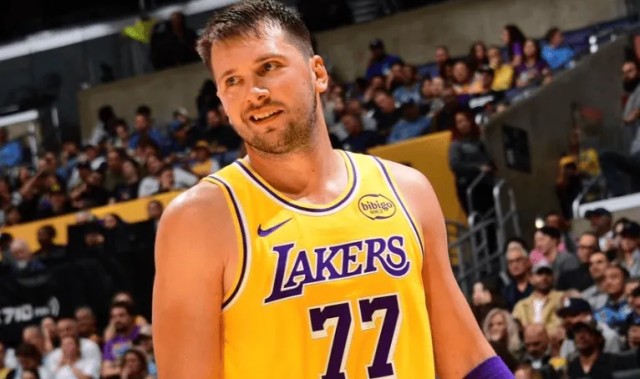 开云体育登录入口-上半场三分球20中12！湖人本赛季首次半场投进10+三分