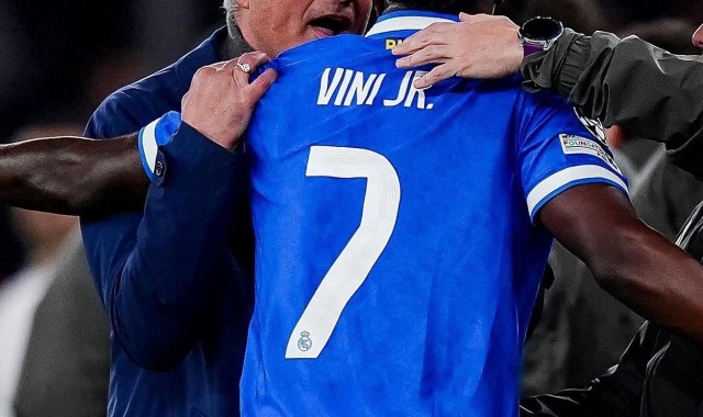 开云体育网站-染红！63岁穆里尼奥暴怒：裁判有保护名单 上面写着几名皇马球员