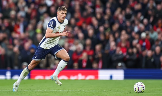 开云体育登录-卡斯卡里诺：范德芬在热刺最需要他时状态不佳，他要向范戴克学习