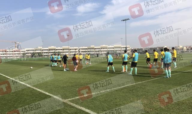 【手记】国足重回阿联酋一切都完美 体育小镇便利多